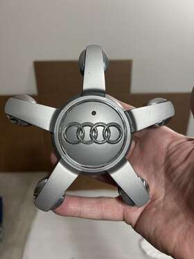 4l0601165d Audi One 2007 - 2015 Genuine Q7 Center Cap Hubcap Grey / Chrome