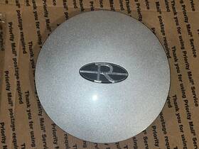 25557918 Buick 1995-1997 Riviera Oem Center Cap Plastic Silver 1