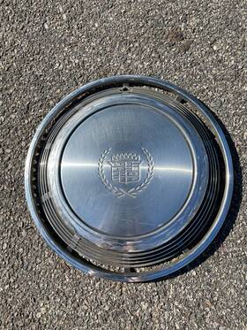 01601505 Cadillac One Factory 1972 1973 Eldorado Hubcap Wheel Cover Scratched