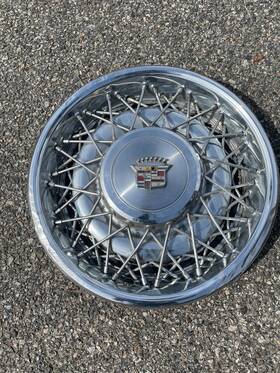 01622897 Cadillac One 1975 To 1984 Deville 15 Inch Wire Spoke Hubcap Wheel Cover Scratch