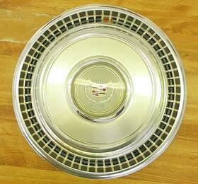 1618289 Cadillac 1983-85 Eldorado And Seville Hub Cap With Silver Center Emblem Lot A