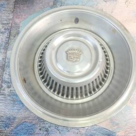 20707813 Cadillac 1963-1964 Deville Fleetwood 15 Inch Stainless W Black Hub Cap Emblem Oem