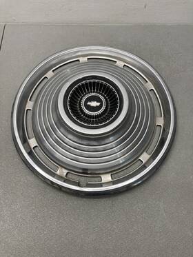 03875041 Chevrolet 1966 Chevelle Hubcap 14 Inch