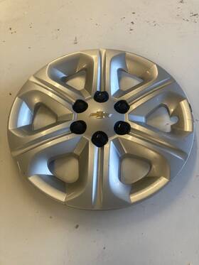 H3284 Chevrolet 17 Inch Silver Hub Cap With Lug Nuts In Good Condition Some