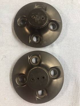 674-735 Classic Gold Oem Original Set Of 2 Black Hub Trim Caps For 1970-72 Triumph Tr6
