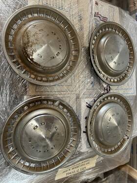 381-no Dodge 1974 Dart Hub Caps