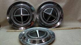 O133-169159 Dodge 560.ch2i63 3 Hubcaps Hub Caps 14 Inch Fits 1962 1963 Dart Coronet