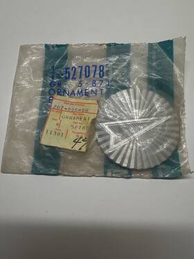 527078 General Motors 1977 1981 Firebird Red Arrowhead Center Cap Insert Nos Gm