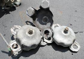 2047a General Motors / Cadillac 1985 Deville Eldorado 14 Inch Wire Spoke Hubcaps Retainer Brackets And Locks