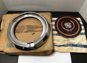 1617739 Gm 1617738 1981-1983 Cadillac - Hubcap Chrome Bezel With Emblem Nos