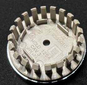 19301415 Gm Genuine Wheel Center Cap Argent With Crossed-flag Logo
