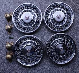 3545070 Gm 1975-1985 Cadillac Deville Fleetwood 15 Inch Wire Wheel Hub Caps 4 With Brackets Rwd