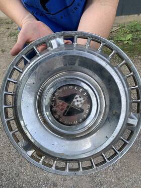 3654 Gm Chevrolet 1962 Chevy Impala Oem 14 Inch Crossed Flags Wheel Covers Hubcaps - Set Of 2