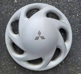 Mb816085 Mitsubishi Mb910093 Set Of 4 Used Mirage 1994-1996 13 Inch Hubcaps And/or