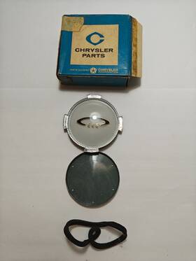 2525079 Mopar 1964 Chrysler New Yorker Wheel Cover Emblem Nos