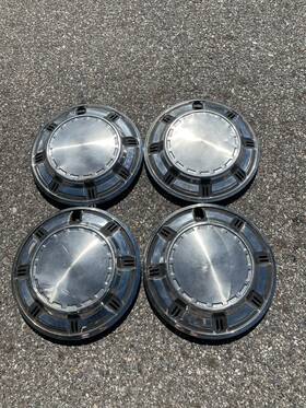 40315-w8000 Nissan Factory 1977 To 1981 Datsun 510 13 Inch Hubcaps Wheel Covers