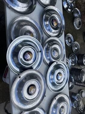 570.gm3s49 Oldsmobile 1949 Wheel Cover Hub Cap