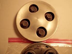 1011503 Saturn 1999 S Hub Cap