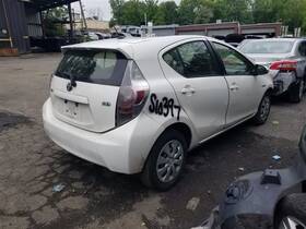 570-61166 Toyota Wheel Cover Hubcap Prius C Vin B3 7th And 8th Digit 15 Inch Fits 12-14 4675951