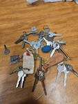Large Lot Of Vintage Brass Keys And Keychain Auto/home W/jar. Fixed Price $19.99.